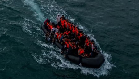 وزير بريطاني: المهربون ينقلون المهاجرين عبر القناة كأنها سيارة أجرة والشرطة الفرنسية تتفرج