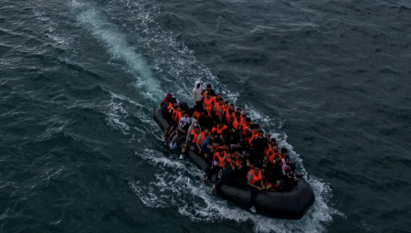 30 لاجئًا محتجزًا يضربون عن الطعام ضد ترحيلهم القسري إلى فرنسا