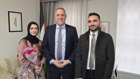 السفير حسام زملط يبارك زواج طبيبين فلسطينيين من غزة بعد نجاتهما من الحرب