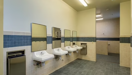 مدرسة بريطانية تزيل المرايا من دورات المياه لتجنب تأخير التلاميذ عن الحصص!