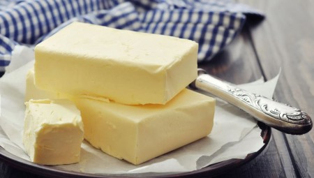 فصل سائق شاحنة حليب بعد سرقة 77 قطعة زبدة من مكان عمله