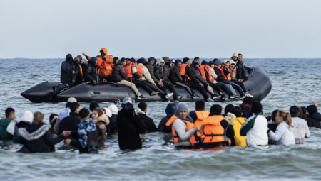 رقم قياسي: أكثر من 800 مهاجر عبروا القناة الإنجليزية في يوم واحد