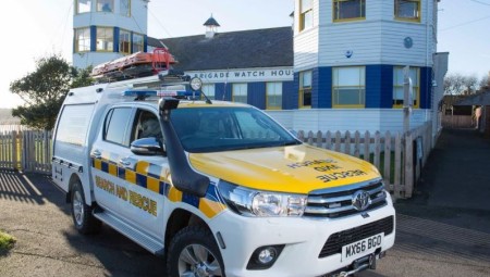 دخان وردي في عرض البحر يُربك فرق الإنقاذ... وتبيّن أنه احتفال بجنس مولود!