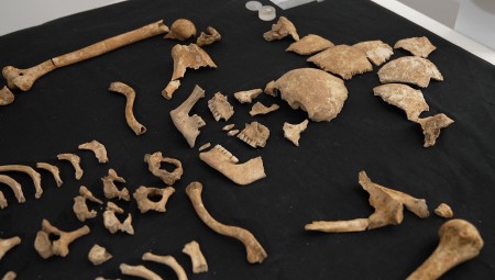 اكتشاف مقبرة من العصور الوسطى يثير حيرة علماء الآثار قرب مطار كارديف