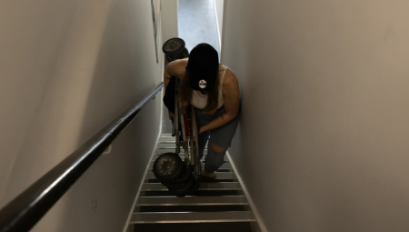 صدمة في بريطانيا: مجلس محلي يوصي أمًا بحبس ابنتها المصابة بالتوحد داخل غرفة مؤقتًا