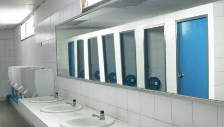 حرمان الطلاب من دخول دورات المياه يثير جدلاً في مدارس بريطانيا