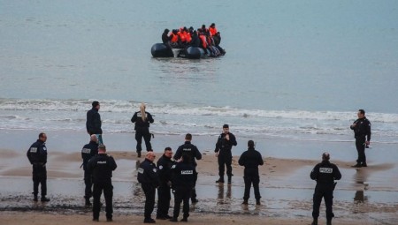 انتقادات حادة للحكومة الفرنسية بعد تراجع فعاليتها في منع عبور المهاجرين بالقناة