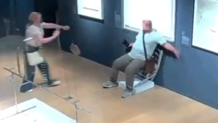 سائح يتسبب بتحطيم كرسي فان جوخ المرصع بالكريستال داخل معرض فني في فيرونا