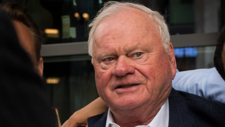 تاسع أغنى رجل في بريطانيا يغلق مقره في لندن ويهاجر بأعماله إلى الإمارات