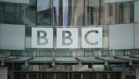 BBC تسترضي إسرائيل بإطلاق برنامج تدريبي لمكافحة معاداة السامية