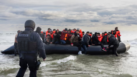 صدامات بين الشرطة الفرنسية ومهاجرين مع ارتفاع قياسي في العبور إلى المملكة المتحدة