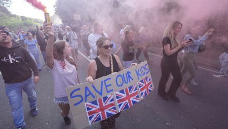 احتجاجات عنيفة في إسيكس على إقامة طالبي لجوء: 5 اعتقالات وإصابات في صفوف الشرطة