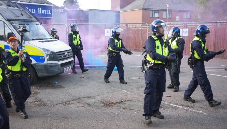 الاحتجاجات أمام فندق للمهاجرين في إسيكس تكلف الشرطة 100 ألف جنيه إسترليني