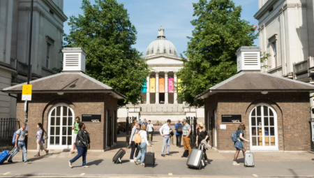 ضغوط على الوزراء لإنقاذ 40 طالبًا من غزة مهددين بفقدان منحهم الدراسية في بريطانيا