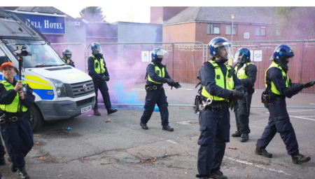 شرطة إسيكس تنفي نقل متظاهرين مؤيدين للاجئين بالحافلات إلى موقع احتجاج