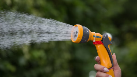 شركات المياه تُهدر مليار لتر يوميًا رغم حظرها استخدام الخراطيم ومطالبتها العائلات بالترشيد