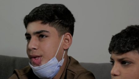 فتى غزّي يصل إلى بريطانيا لتلقي العلاج بعد إصابة مروّعة في قصف إسرائيلي