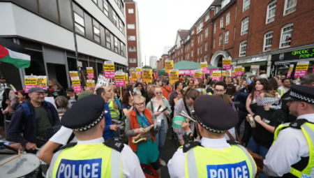 اعتقال 18 شخصًا لدعمهم حركة فلسطين أكشن أمام سكوتلاند يارد