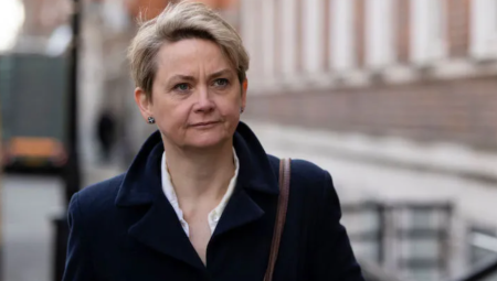 إيفيت كوبر تعلن تخصيص 100 مليون جنيه إسترليني لتعزيز مكافحة عبور القوارب الصغيرة