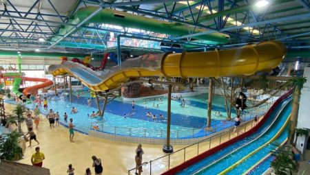 وفاة طفلة في حادث مأساوي بحديقة ووتر وورلد المائية في ستافوردشاير