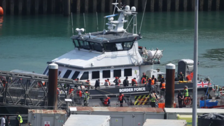 أطفال محتجزون استعدادًا لترحيلهم إلى فرنسا بموجب اتفاقية ستارمر لتبادل المهاجرين