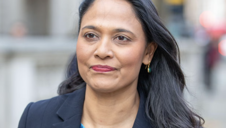 استقالة وزيرة بريطانية بعد فضيحة رفع إيجار عقار تملكه واستغلال مستأجرينه!