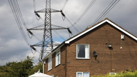 بريطانيا تمنح خصومات على فواتير الطاقة للأسر القريبة من أبراج الكهرباء الجديدة