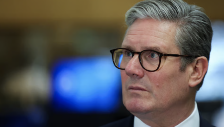 ستارمر يتعهد بترحيل مهاجري القوارب الصغيرة وسط تصاعد الضغوط السياسية