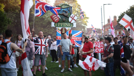 بعد ضغوط شعبية.. وزارة الداخلية تتراجع عن خطة إيواء طالبي اللجوء في متجر وسط المدينة