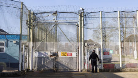 بريطانيا توسّع سياسة ترحيل المجرمين الأجانب قبل البت في طعونهم