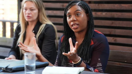 بادينوخ تثير الجدل باقتراح إنشاء مخيمات للمهاجرين بدلًا من الفنادق