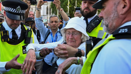 هيئة حقوقية بريطانية تحذر من نهج قاسٍ للشرطة تجاه احتجاجات غزة