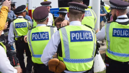 الشرطة تعتقل 13 شخصًا في نورويتش بتهمة دعم Palestine Action