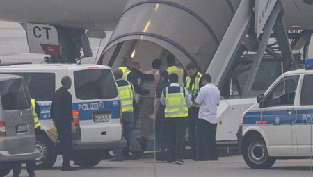 ألمانيا ترحّل أكثر من مئة أفغاني بوساطة قطر ودون اعتراف بطالبان