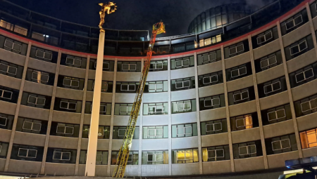 فرق الإطفاء تكافح حريقًا ضخمًا في مبنى تلفزيون BBC السابق قرب برج غرينفيل