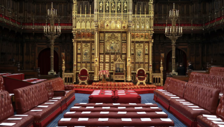 ستارمر يعيد تشكيل مجلس اللوردات لتعزيز نفوذ حكومته