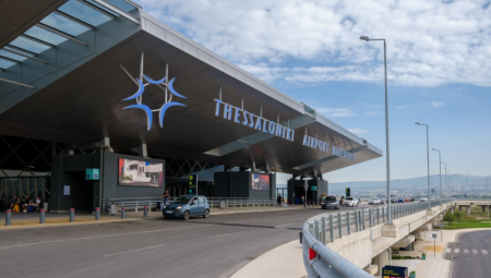 السجن 15 شهراً لبريطاني تسبب بهبوط طائرة في اليونان بعد لكمه راكباً