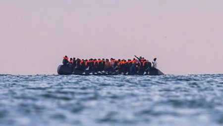 بريطانيا تخطط لنقل طالبي اللجوء من الفنادق للثكنات العسكرية