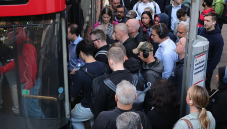 إضراب عمال السكك الحديدية يشل حركة المترو ويؤدي إلى ازدحام حاد في لندن