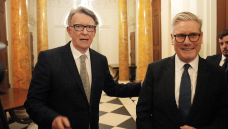 دعوات لإقالة السفير البريطاني في واشنطن بعد كشف علاقته بممول أمريكي مدان بجرائم جنسية