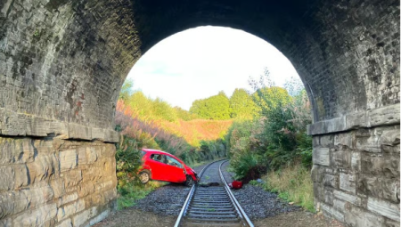 اصطدام سيارة بالسكة يؤدي إلى توقف مؤقت لحركة القطارات