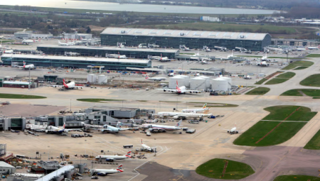 سجن محتال بمطار هيثرو بعد سرقة 1.3 مليون جنيه إسترليني عبر خدمة مواقف سيارات وهمية