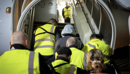 بريطانيا تبدأ إعادة مهاجري القناة الإنجليزية إلى فرنسا عبر رحلات الخطوط الجوية الفرنسية