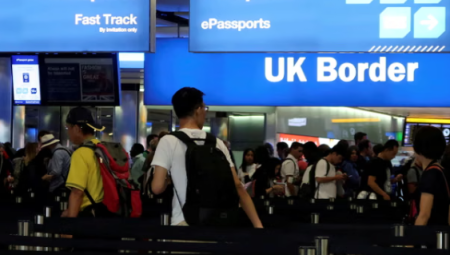 أول عائلة تصل بريطانيا بموجب اتفاقية واحد مقابل واحد مع فرنسا