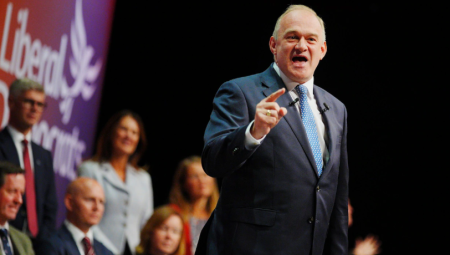 إد ديفي: صعود فاراج يهدد بريطانيا بمجازر إطلاق نار جماعي على غرار أمريكا