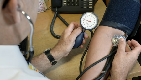 أطباء الأسرة في إنجلترا يلوّحون بتحرّك احتجاجي ضد خطة المواعيد الإلكترونية