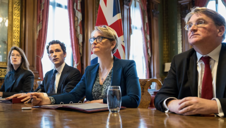 تحالف دولي من 40 دولة يبحث إجراءات طارئة لكسر الحصار الإيراني عن مضيق هرمز