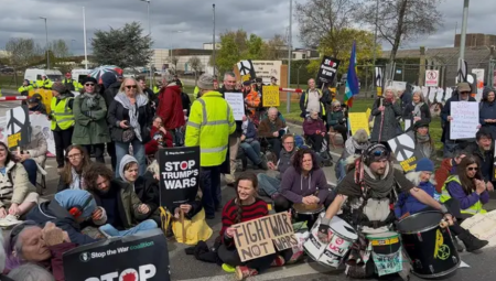 اعتقال شخصين خلال احتجاجات سلمية ضد الحرب في إيران أمام قاعدة بريطانية في سوفولك