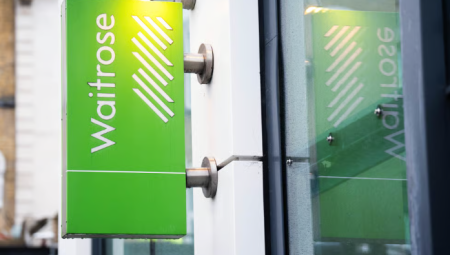 نهاية خدمة بعد 17 عامًا… ويتروز تفصل موظفًا بعد مواجهته سارق شوكولاتة في لندن