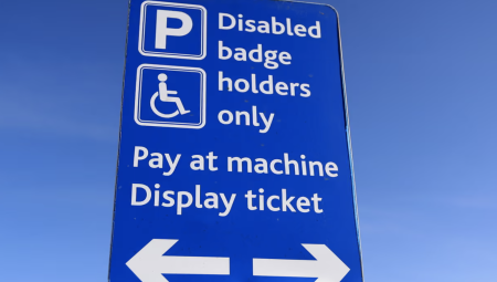 واحد من كل 15 بالغًا في إنجلترا يحمل شارات ركن ذوي الإعاقة وتحذيرات من التزوير